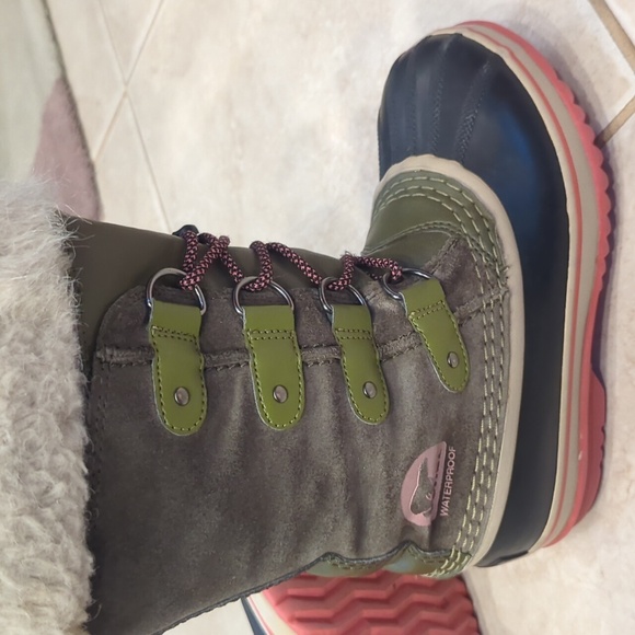 Girls size 2 Sorel winter fur boots, olive green, black and pink - Picture 10 of 11